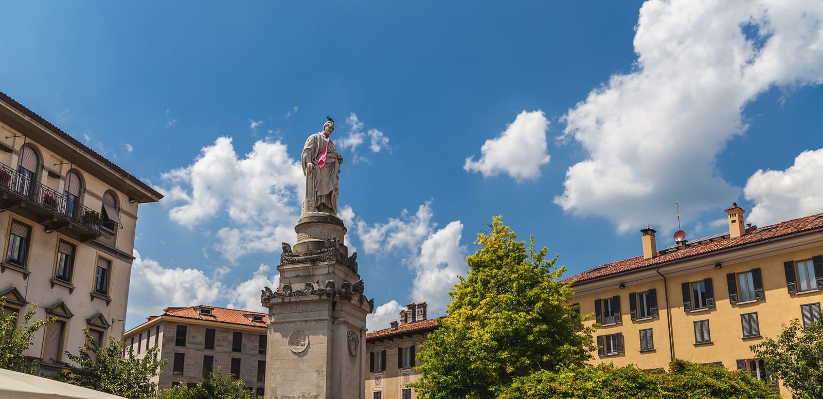 Panoramica di Piazza Volta a Como, sede dell'Avvocato Ferrara. Assistenza e consulenza legale in ambito civile, penale e immobiliare.
